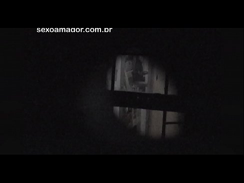 ❤️ ブロンドが空洞のレンガの後ろに隠れた近所の盗撮犯に密かにビデオ撮影される ❌ スーパーセックス ❌️❤